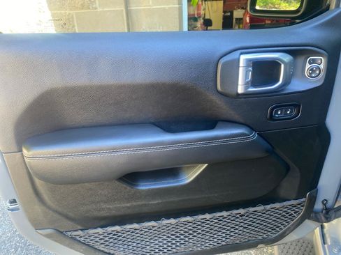 Used 2022 Jeep Wrangler Unlimited Sahara AWD/4WD image 25