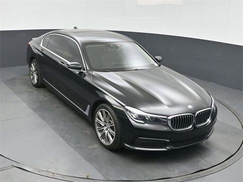 Used 2019 BMW 740i w/ Executive Package image 37