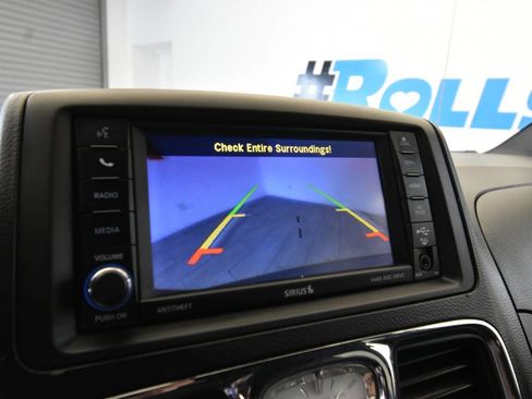 Used 2016 Chrysler Town & Country S image 22