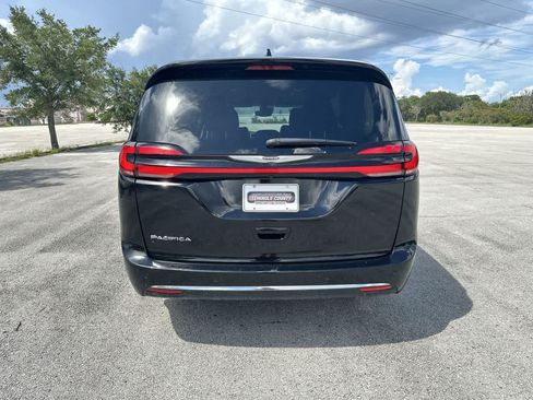 Used 2024 Chrysler Pacifica Touring-L FWD image 13