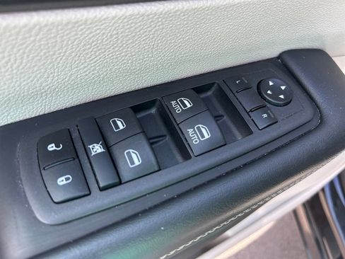 Used 2023 Chrysler Pacifica Touring-L FWD image 18
