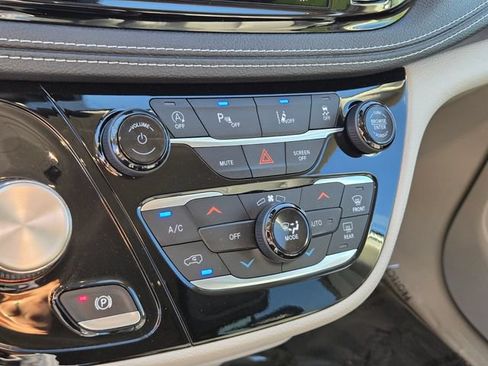 Used 2022 Chrysler Pacifica Touring-L FWD image 31