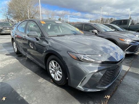 Used 2025 Toyota Camry SE image 5