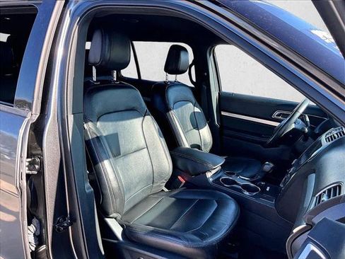 Used 2018 Ford Explorer XLT w/ Equipment Group 202A image 7