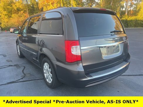 Used 2015 Chrysler Town & Country Touring image 12