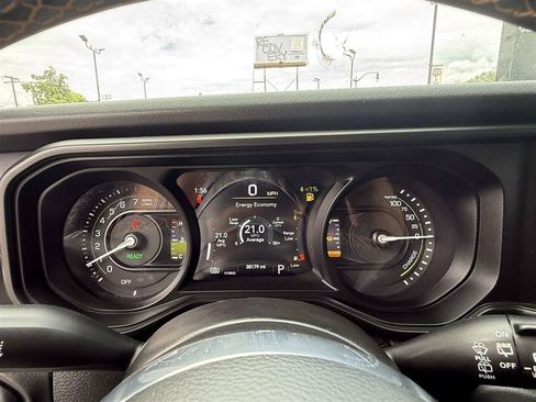 Used 2024 Jeep Wrangler Unlimited Sahara w/ Technology Group AWD/4WD image 28