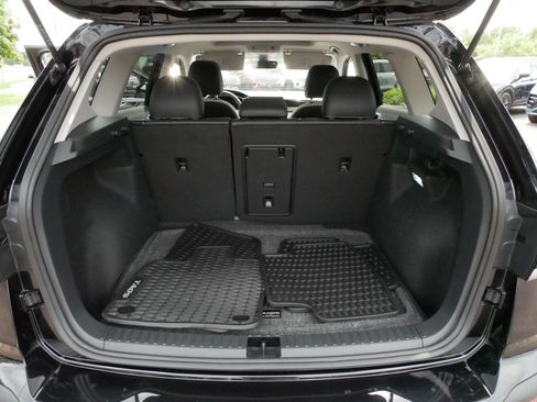 Certified 2025 Volkswagen Taos SE AWD/4WD image 18
