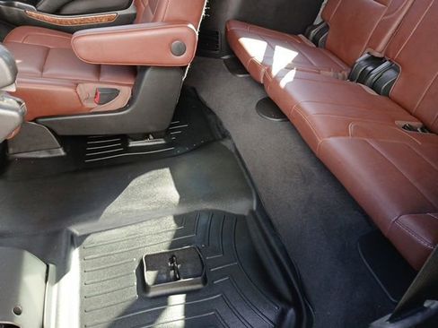 Used 2019 Chevrolet Suburban Premier w/ Premier Plus Edition RWD image 18