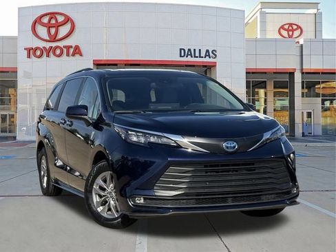 Used 2025 Toyota Sienna XLE FWD image 1