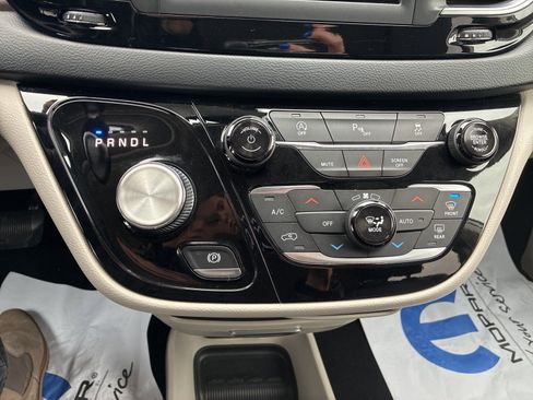 Used 2019 Chrysler Pacifica Touring-L image 24