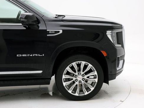 Used 2023 GMC Yukon XL Denali w/ Advanced Technology Package image 3