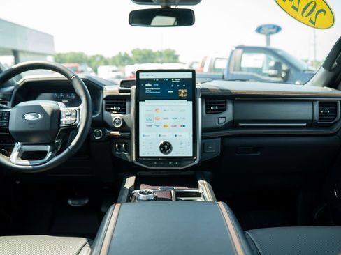 Used 2024 Ford Expedition Platinum image 13