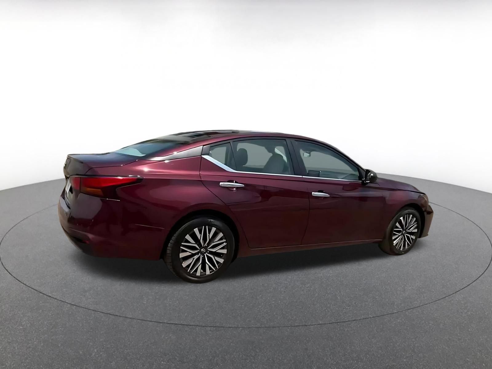 Used 2025 Nissan Altima 2.5 SV FWD image 14