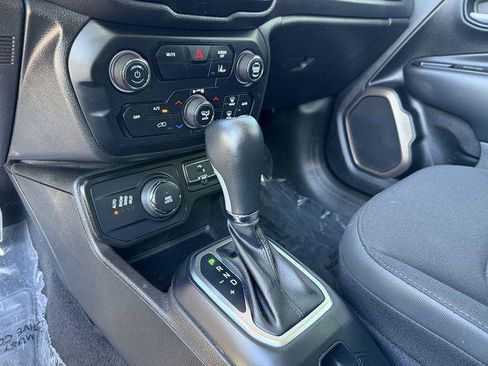 Certified 2023 Jeep Renegade Latitude w/ Sun/Sound Group AWD/4WD image 22