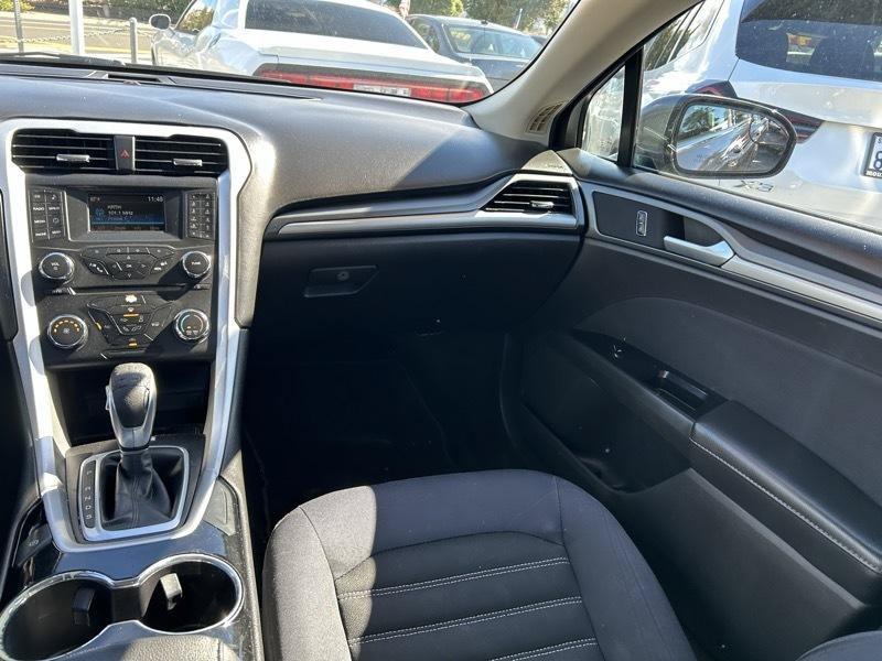 Used 2015 Ford Fusion SE FWD image 12