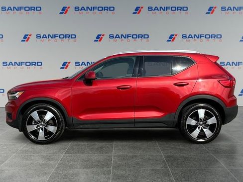 Used 2019 Volvo XC40 T4 Momentum image 2