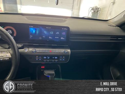 Used 2025 Hyundai Kona SEL FWD image 13