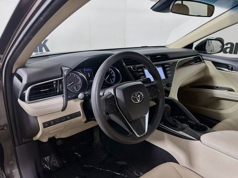 Used 2018 Toyota Camry LE image 10
