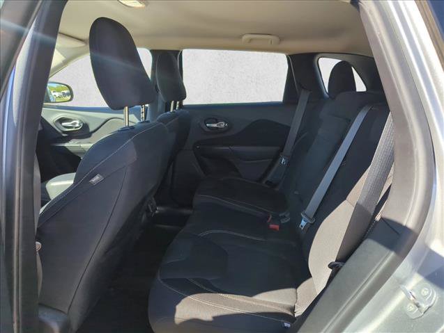 Used 2015 Jeep Cherokee Latitude FWD image 18