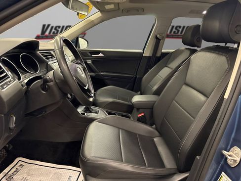 Used 2020 Volkswagen Tiguan SE w/ Panoramic Sunroof Package image 9