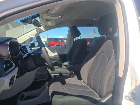 Used 2024 Chrysler Voyager LX image 14