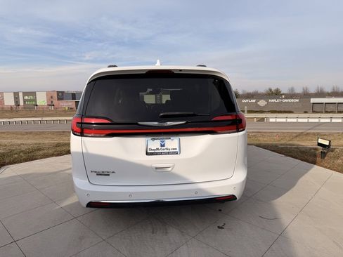 Used 2022 Chrysler Pacifica Touring-L image 4