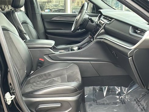 Used 2024 Jeep Grand Cherokee Altitude image 30