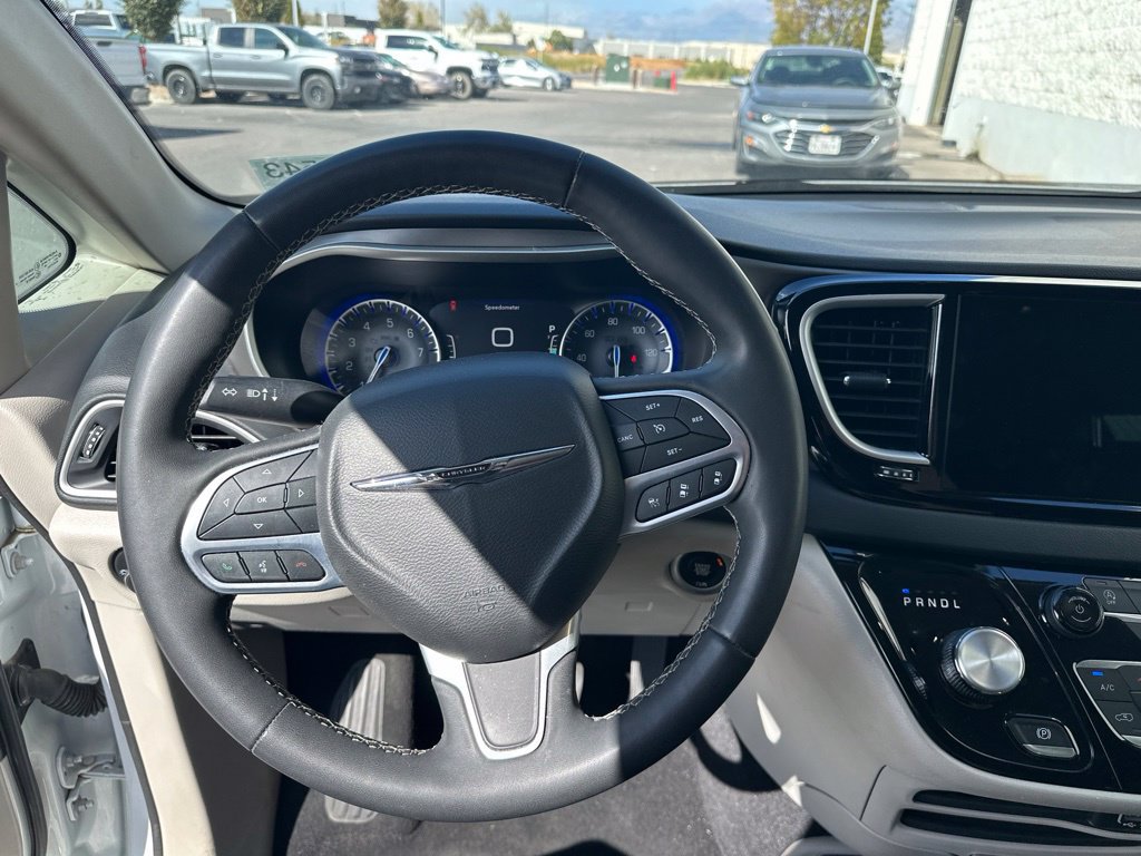 Used 2023 Chrysler Pacifica Touring-L FWD image 12