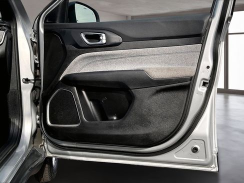 Used 2024 Jeep Compass Latitude image 28