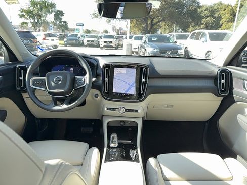 Used 2023 Volvo XC40 B4 Plus image 16