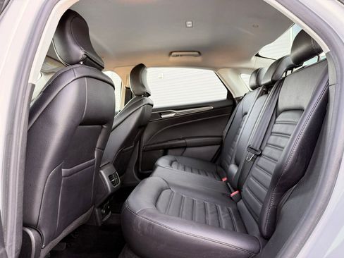 Used 2018 Ford Fusion SE w/ Equipment Group 602A FWD image 15