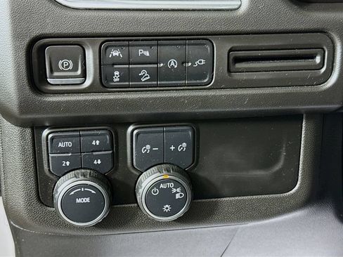 Used 2022 Chevrolet Suburban Premier AWD/4WD image 10
