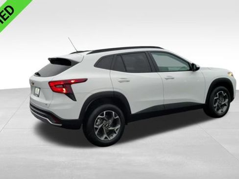 Certified 2025 Chevrolet Trax LT w/ Driver Confidence Package image 9