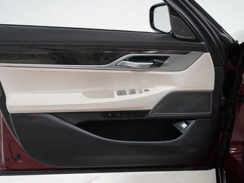 Used 2021 BMW 740i xDrive w/ M Sport Package image 19