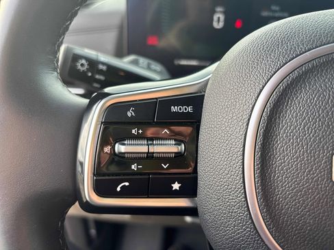 Used 2025 Kia Carnival EX image 15