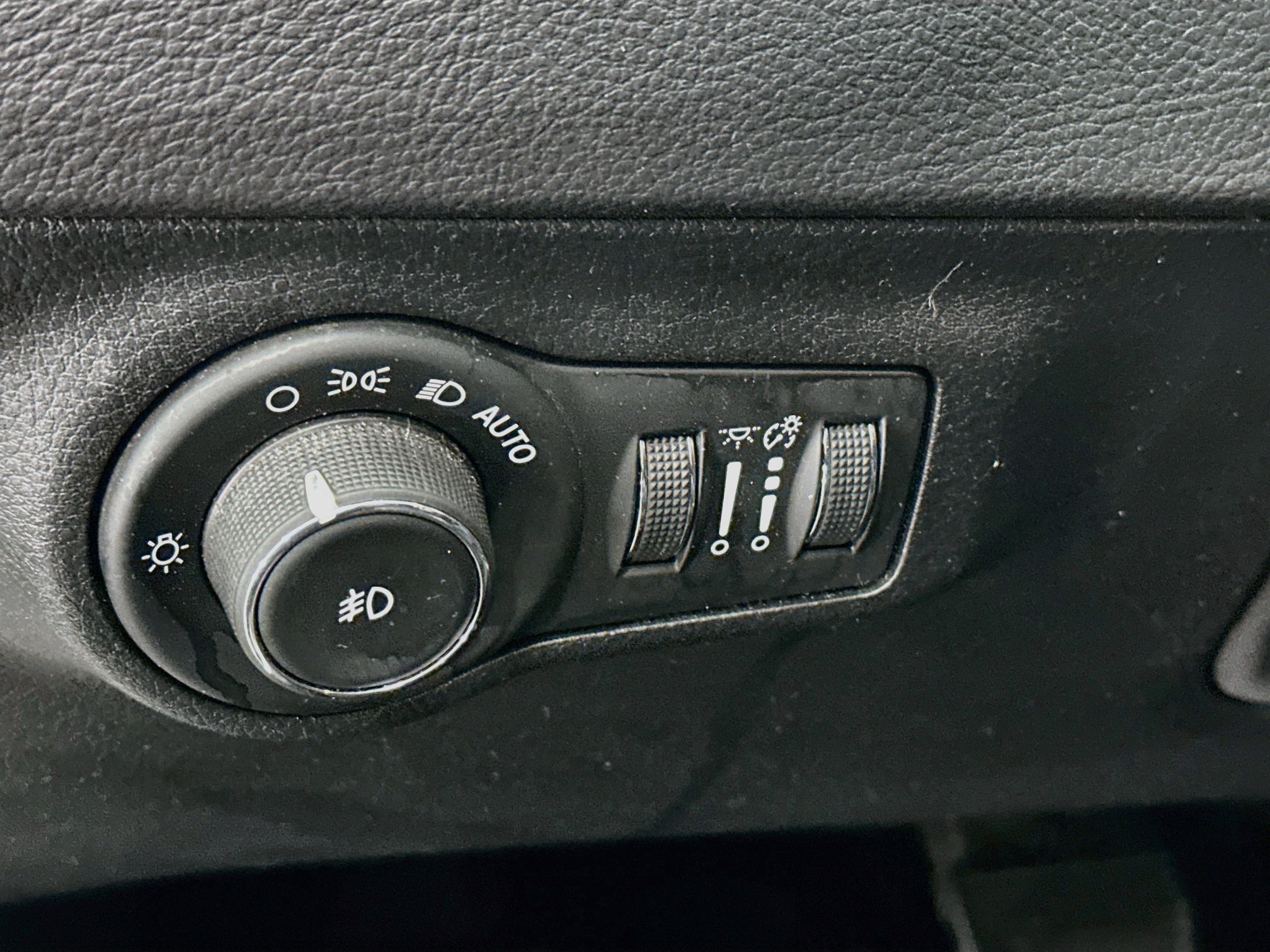 Used 2018 Jeep Compass Latitude AWD/4WD image 17