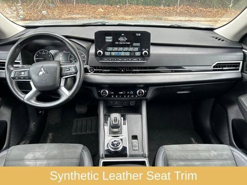 Used 2024 Mitsubishi Outlander SE image 16
