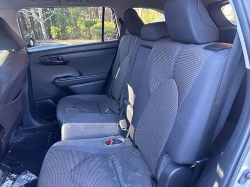 Used 2021 Toyota Highlander LE image 10