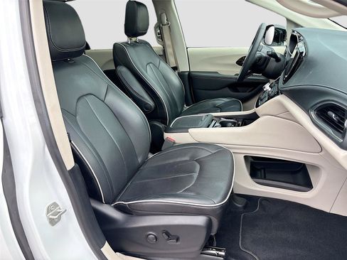 Certified 2024 Chrysler Pacifica Limited FWD image 30