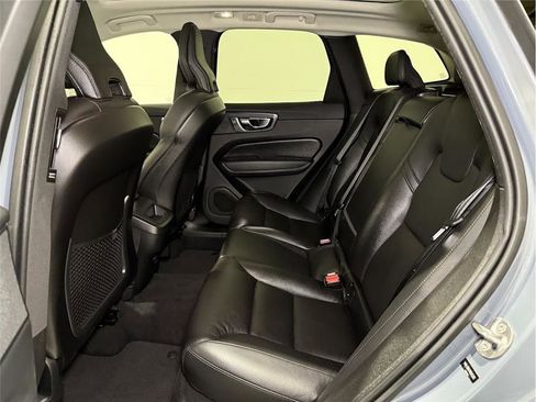 Used 2022 Volvo XC60 B5 Momentum image 14