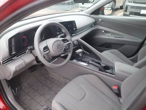 Used 2023 Hyundai Elantra SE FWD image 8