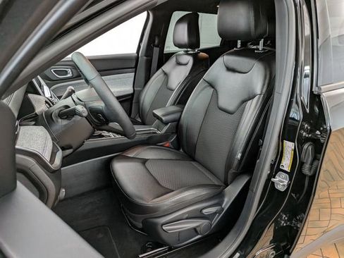 Used 2025 Jeep Compass Latitude image 12