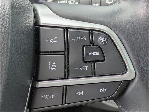 Used 2023 Toyota Highlander XLE FWD image 25