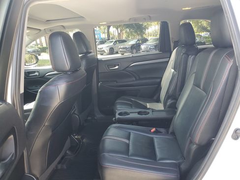 Used 2019 Toyota Highlander SE FWD image 10