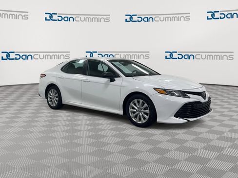 Used 2020 Toyota Camry LE image 2