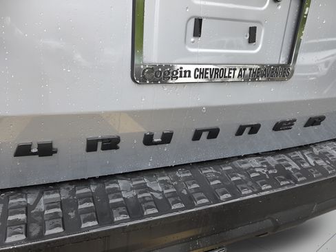 Used 2025 Toyota 4Runner SR5 AWD/4WD image 31