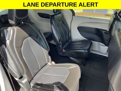 Used 2023 Chrysler Pacifica Touring-L FWD image 13
