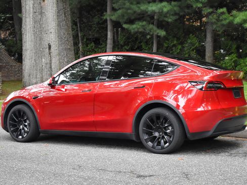 Used 2022 Tesla Model Y Long Range image 7