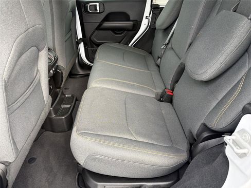 Used 2025 Jeep Wrangler Sahara image 21