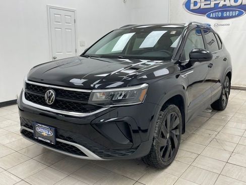 Used 2024 Volkswagen Taos SE w/ Black Wheel Plus Package image 17